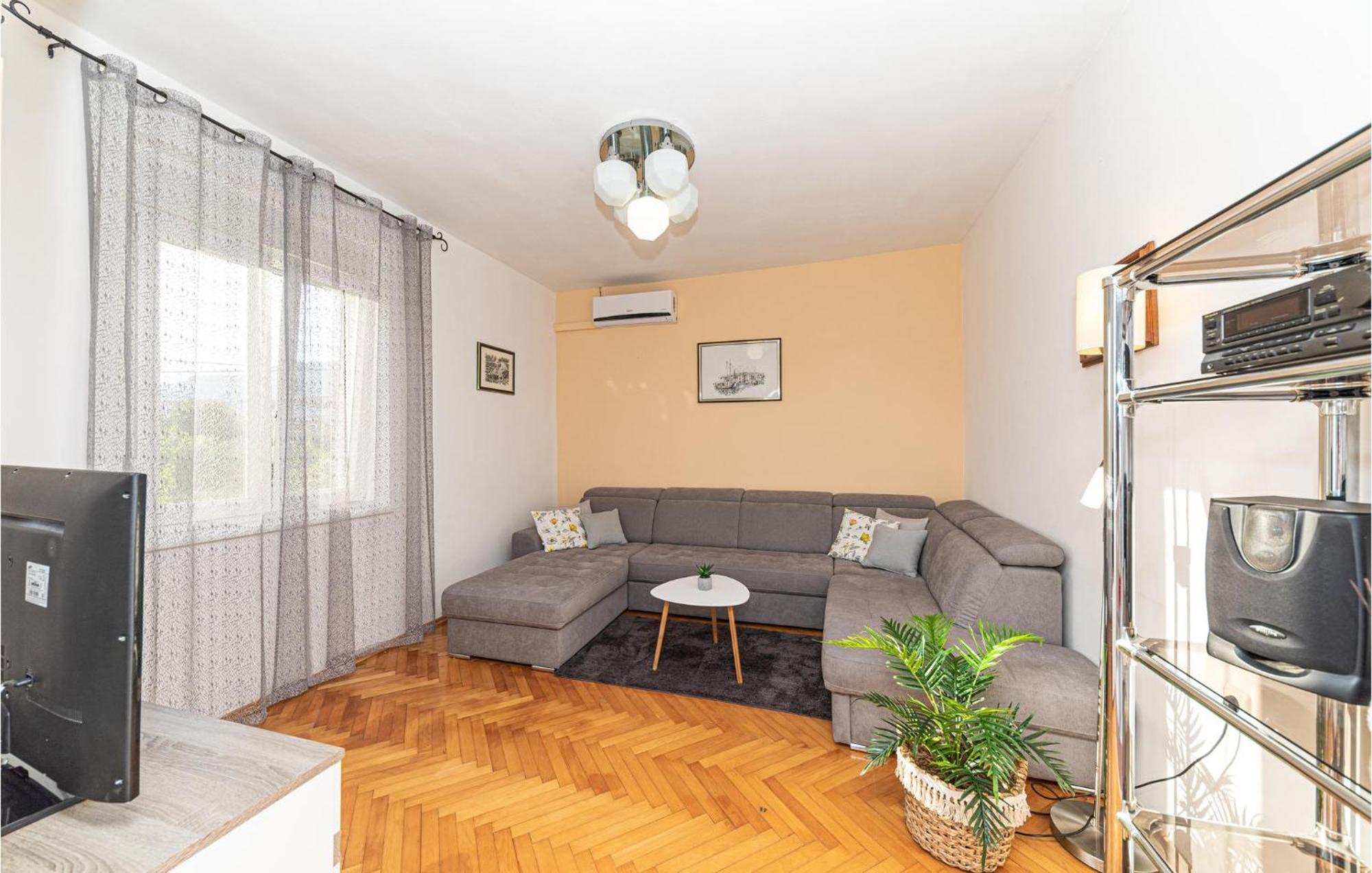 Lovely Apartment In Kastel Kambelovac With Wifi Kaštela エクステリア 写真